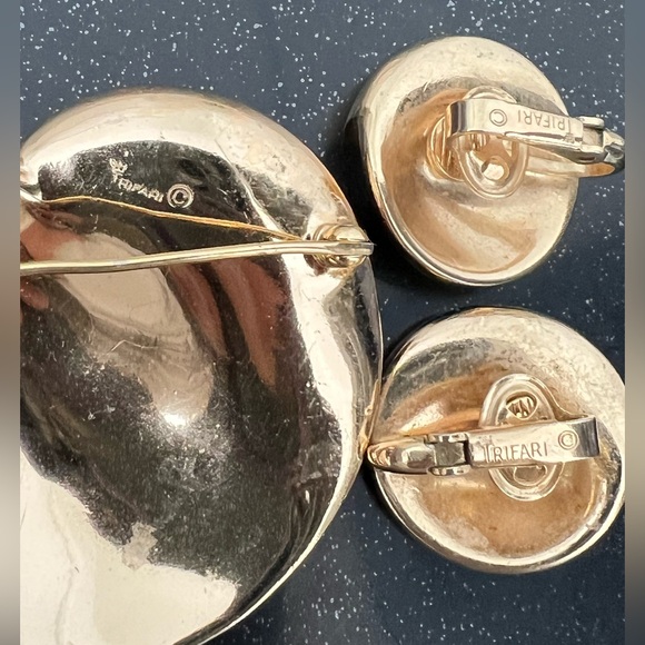 Vintage Crown Trifari Brooch Gold Tone 60s Sculptural with matching earrings - Picture 5 of 5